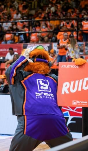 Brava Mascot en un gimnasio